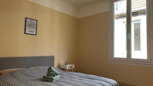 a bedroom with a bed and a window at Le chat perché in Autun