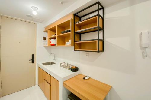 Η κουζίνα ή μικρή κουζίνα στο Chic and Cozy Studio at Tokyo Riverside PIK 2 Apartment By Travelio