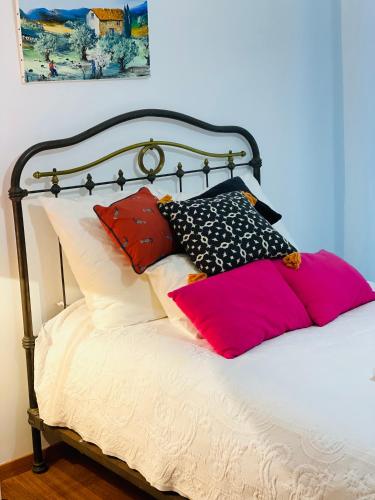 - un lit avec des oreillers colorés dans l'établissement Ajaccio sanguinaires F3, à Ajaccio