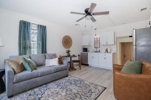 Kuchyň nebo kuchyňský kout v ubytování Lions Lair - 1 BR 1 BA Home Coffee Smrt TV Wifi