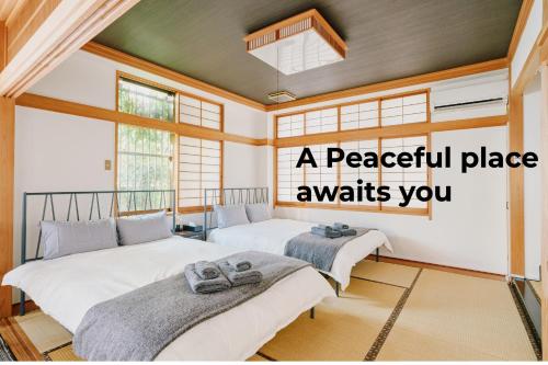 Cette chambre paisible comprend 2 lits. dans l'établissement Japanese Tradition Hotel Evergreen, à Tokyo