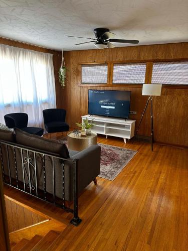 Una televisión o centro de entretenimiento en Mid-Century Modern 4BR WIF SmrtTV Coffee Patio