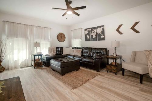 Posezení v ubytování Nice East Side 3BR 2BA WIFI SMART TV