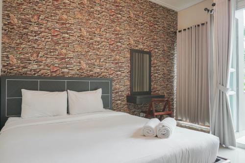 Postel nebo postele na pokoji v ubytování Good Choice for 1BR Apartment at Thamrin Residence By Travelio