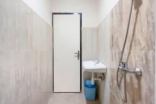 Ένα μπάνιο στο RedDoorz Plus at GNG Hotel El Tari Airport Kupang