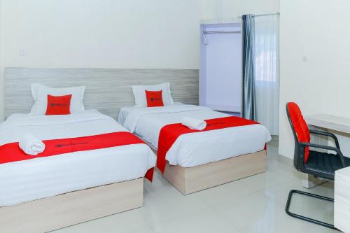 Ένα ή περισσότερα κρεβάτια σε δωμάτιο στο RedDoorz Plus at GNG Hotel El Tari Airport Kupang