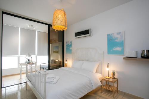 Palmove Makenzy Ria Studio