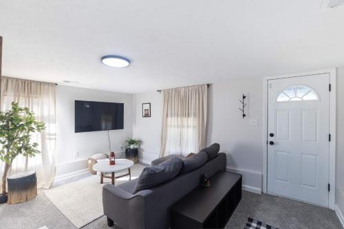 a living room with a couch and a table at Whole Home Remodeled 1 Bed West Side Coffee Smrt TV WIFI in Wichita