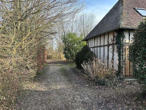 Zahrada ubytování Longère normande avec piscine et jardin