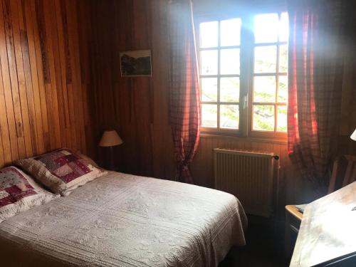 une chambre avec un lit et une fenêtre dans l'établissement Chalet Chamois - Chalet année 70 ! Quartier calme - Superbe vue - Jardin MAE-8214, à Montgenèvre