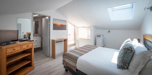 une chambre avec un lit et une télévision à écran plat dans l'établissement Auberge de l'Abbaye Cruis, à Cruis