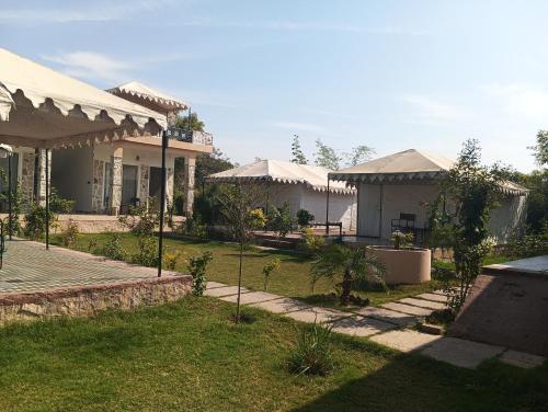 Zahrada ubytování THE VaNASHRYA RESORT & JUNGLE SAFARI