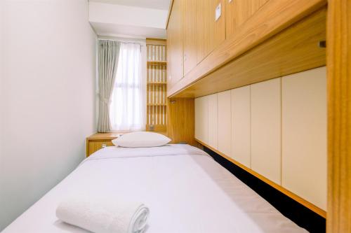 Ένα ή περισσότερα κρεβάτια σε δωμάτιο στο Modern and Comfort 2BR Transpark Cibubur Apartment By Travelio