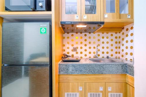 Η κουζίνα ή μικρή κουζίνα στο Modern and Comfort 2BR Transpark Cibubur Apartment By Travelio