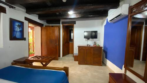 a room with a bed and a tv in it at Hotel Don Pedro De Heredia in Cartagena de Indias