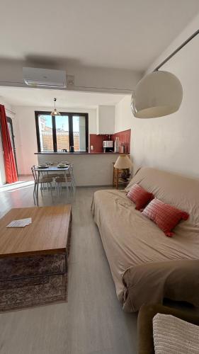 une chambre avec un lit et une table dedans dans l'établissement Appartement intra-muros, à Aigues-Mortes