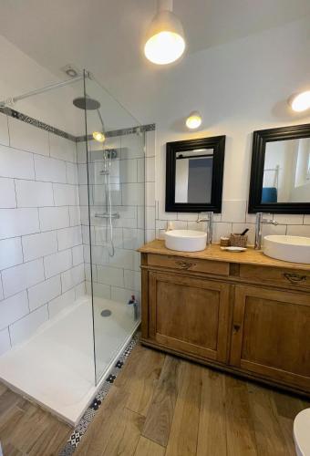 une salle de bain avec une douche, un lavabo et une baignoire dans l'établissement La Maison de la Plage-A 2 pas de la Plage du Casino, à Saint-Quay-Portrieux