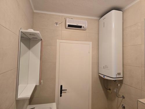 プリトヴィッツェ湖群にあるApartman Jezerce 71のバスルーム(トイレ、白いドア付)