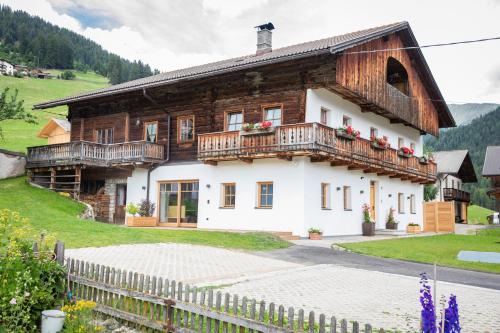 una grande casa in legno con balconi di Hof Summerer a Dobbiaco