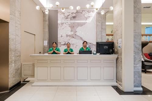 two women standing behind a counter at a salon at Boss Mansion in Bangkok
