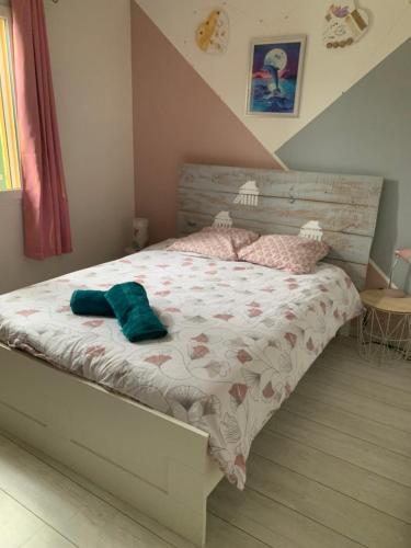 - une chambre dotée d'un lit avec une chemise bleue dans l'établissement Maison piscine, à Carcans