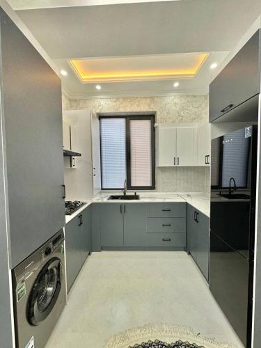 una cucina con lavatrice e lavatrice di Аpartment a Samarkand