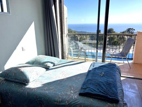 Katil atau katil-katil dalam bilik di STUDIO POOL HOUSE MDT 2 ETOILES VUE MER PANORAMIQUE AMAZING SEA VIEW WIFI LINGE LINEN INCLUT AIRCONDITIOn