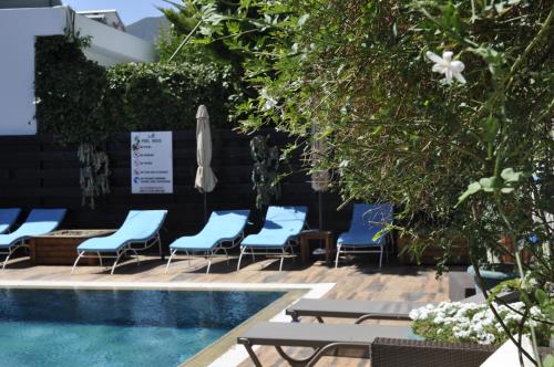 a group of chairs and a swimming pool at Sunside Inn Hotel in Kérynia