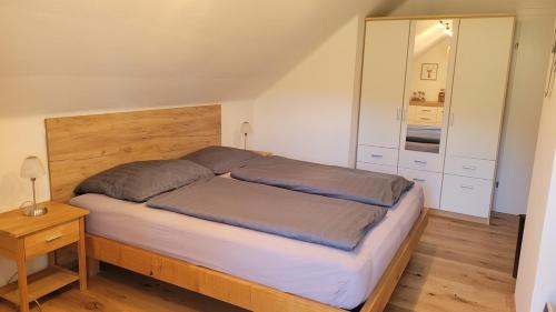 Una cama o camas en una habitación de Chalet 37 Oberland