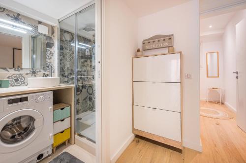 a laundry room with a washer and dryer at Le Duplex in Villefranche-sur-Mer