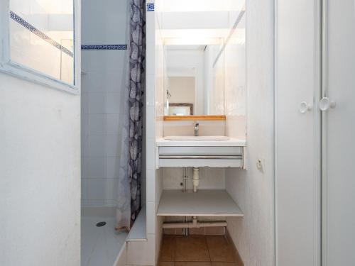 une salle de bain avec un lavabo et un miroir dans l'établissement Samaria Village N11 - 2P6, au Cap d'Agde