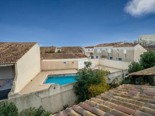 une vue aérienne d'une piscine dans un immeuble dans l'établissement Samaria Village N11 - 2P6, au Cap d'Agde