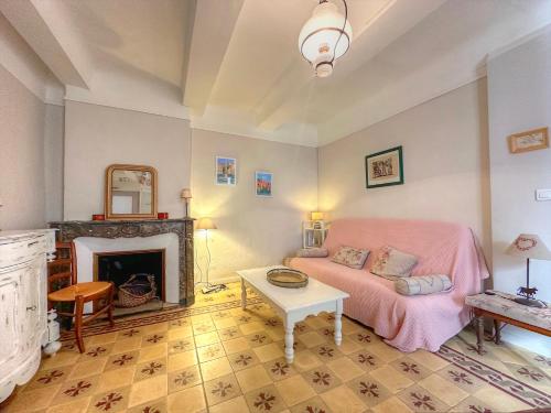 un salon avec un canapé et une cheminée dans l'établissement Appartement provençal, Aups, à Aups