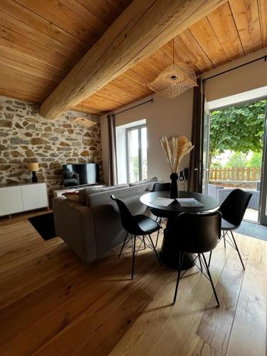 un salon avec un canapé, une table et des chaises dans l'établissement Le Bel'Vue, à Saint-Nectaire