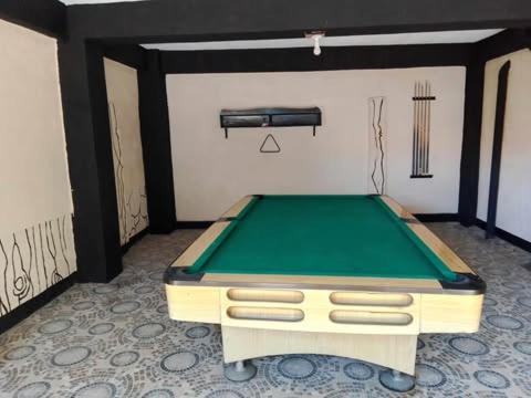 un tavolo da ping pong in una stanza con di riverfront guest house a Sablayan