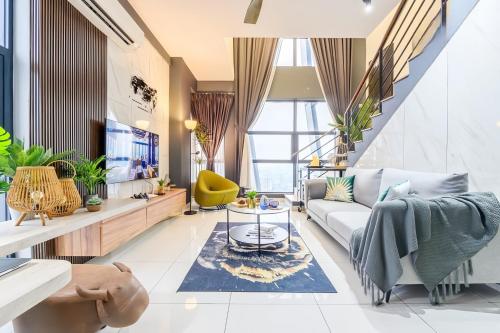 salon z kanapą i stołem w obiekcie Arte Mont Kiara Kuala Lumpur w Kuala Lumpur