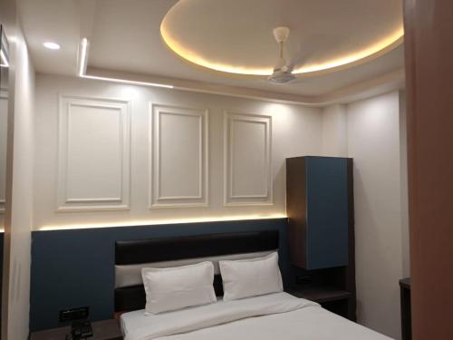 Postel nebo postele na pokoji v ubytování Hotel The C G Villa Just a Minute Away From New Delhi Railway Station and Connaught place
