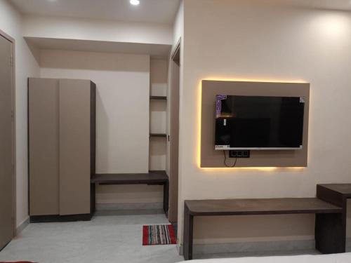 TV a/nebo společenská místnost v ubytování Hotel The C G Villa Just a Minute Away From New Delhi Railway Station and Connaught place