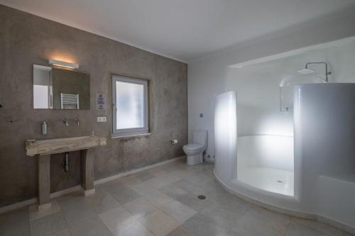 Ένα μπάνιο στο Luxury Villa Aethra -Island Living Paros-