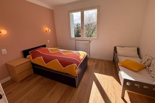 ein Schlafzimmer mit zwei Betten und einem Fenster in der Unterkunft Villa en pleine nature avec piscine privée - 8 couchages - 4 chambres - Proche St Antonin Noble Val in Penne