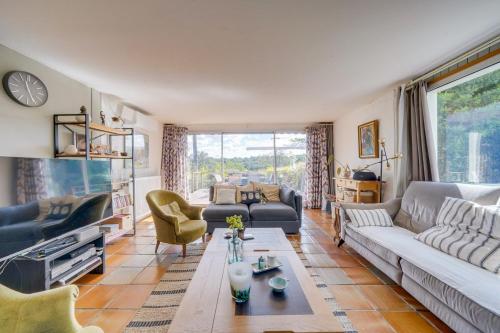 un salon avec un canapé et une table dans l'établissement La maison des Pins au Pyla sur mer, à La Teste-de-Buch