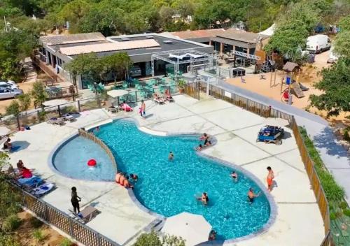 une vue aérienne d'une piscine dans un complexe hôtelier dans l'établissement Chalet N tout confort à deux pas des plages, à Pianottoli-Caldarello