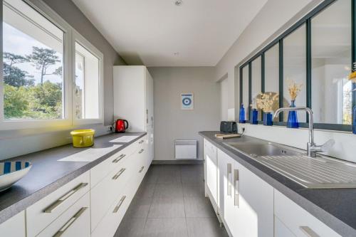 Dapur atau dapur kecil di Villa Belvédère-Pyla sur mer