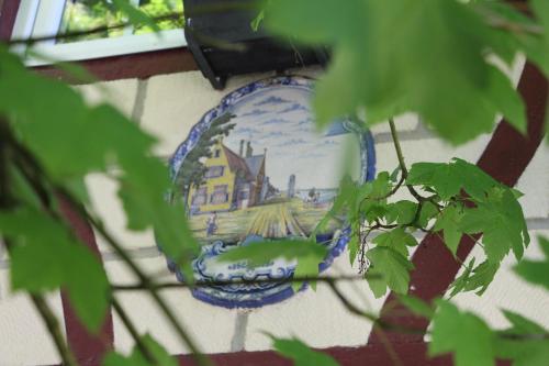 a blue and white plate on a wall at L'écurie de Vieux-Moulin in Vieux-Moulin