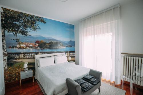 ein Schlafzimmer mit einem Bett und einem Gemälde an der Wand in der Unterkunft Family Apartment Vista Lago in Stresa