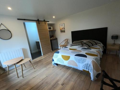 Chambre indépendante rénovée, à 2 pas de la plage