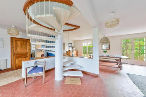 - un salon avec un escalier en colimaçon dans une maison dans l'établissement Maison pour 8 avec jardin, 300 m de la mer, à Saint-Gildas-de-Rhuys