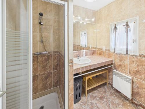 une salle de bain avec douche et lavabo dans l'établissement Maison avec veranda pour 6 personnes, au Guilvinec