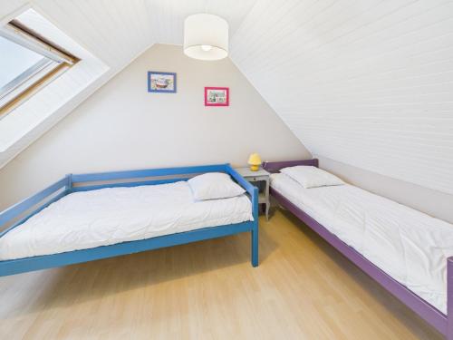 Cette chambre mansardée comprend 2 lits. dans l'établissement Maison avec veranda pour 6 personnes, au Guilvinec