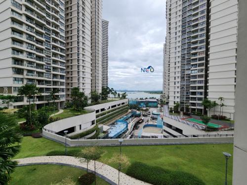 Πισίνα στο ή κοντά στο Country Garden Danga Bay InStyle Sea View Homestay Suite by NEO